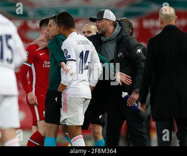 Liverpool, England, 14. April 2021. Jurgen Klopp-Manager von Liverpool hält Andrew Robertson von Liverpool während des UEFA Champions League-Spiels in Anfield, Liverpool, von Casemiro von Real Madrid fern. Bildnachweis sollte lauten: Darren Staples / Sportimage Stockfoto