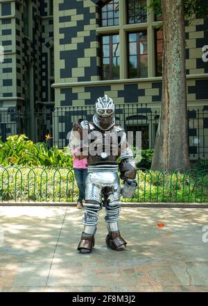 Medellin, Antioquia, Kolumbien - Januar 6 2021: Lateinischer Mann als Roboter gekleidet posiert auf der Plaza Botero Stockfoto
