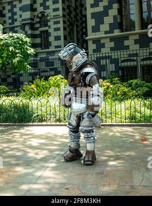 Medellin, Antioquia, Kolumbien - Januar 6 2021: Lateinischer Mann als Roboter gekleidet posiert auf der Plaza Botero Stockfoto