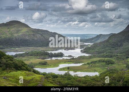 Iren ikonischer Aussichtspunkt, Ladies View, Nahaufnahme von Seen, grünem Tal und Bergen, Killarney, Rink of Kerry, Irland Stockfoto