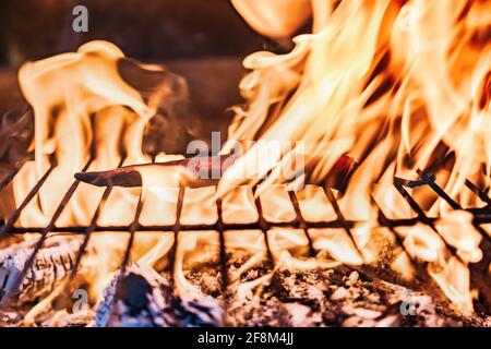 Chili auf einem Grill im Freien mit Flammen aus dem Feuer Stockfoto