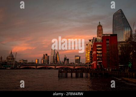 Am frühen Abend Skyline Blick über Londons Finanzviertel von Süden der Themse, London, England - 04. April 2021 Stockfoto