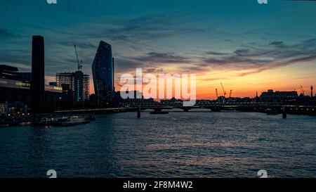 Sonnenuntergang über der Themse und der Millennium Bridge, London England - 04. April 2021 Stockfoto