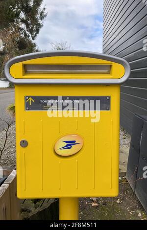 PARIS - 11. APRIL 2021: Gelber Postkasten von La Poste in Paris, Frankreich. Stockfoto