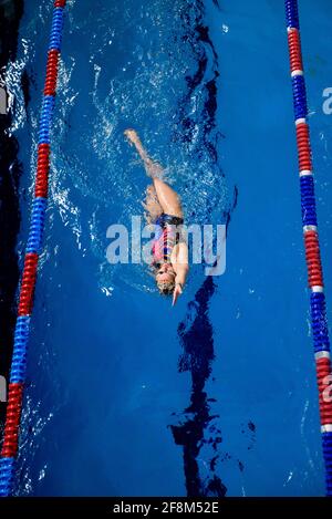 Professionelle Schwimmerin im Schwimmbad Stockfoto