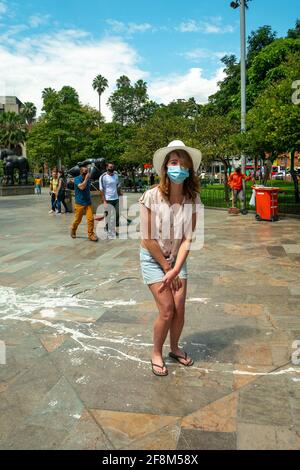 Medellin, Antioquia, Kolumbien - Januar 6 2021: Tourist mit Maske und Hut auf der Plaza Botero Stockfoto