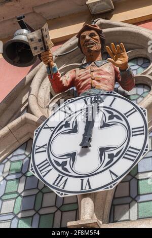 BURGOS, SPANIEN - 9. April 2021: Replik in der Straße der Uhr genannt Papamosca typisch für Burgos, deren Original in der Kathedrale befindet, wo Stockfoto