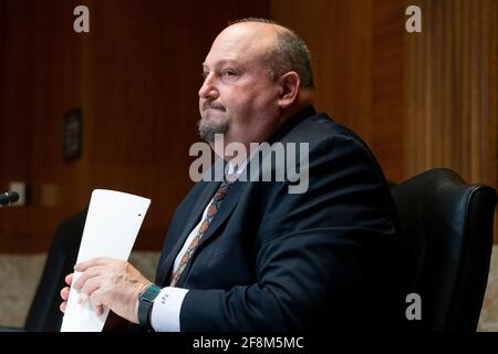 Washington, DC, USA. April 2021. Robert Fenton Jr., leitender Beamter, der die Aufgaben des Administrators der Federal Emergency Management Agency (FEMA) ausführt, erscheint vor der Anhörung des Unterausschusses für Senatsermächtigungen, um die Reaktion der FEMA auf COVID-19 und andere Herausforderungen auf dem Capitol Hill in Washington, DC, USA, am 14. April 2021 zu prüfen.Quelle: Michael Reynolds/Pool via CNP dpa/Alamy Live News Stockfoto