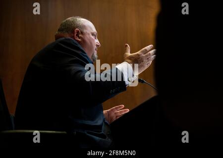 Washington, DC, USA. April 2021. Robert Fenton Jr., leitender Beamter, der die Aufgaben des Administrators der Federal Emergency Management Agency (FEMA) ausführt, erscheint vor der Anhörung des Unterausschusses für Senatsermächtigungen, um die Reaktion der FEMA auf COVID-19 und andere Herausforderungen auf dem Capitol Hill in Washington, DC, USA, am 14. April 2021 zu prüfen.Quelle: Michael Reynolds/Pool via CNP dpa/Alamy Live News Stockfoto