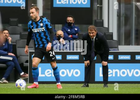 MAILAND, ITALIEN - 11. APRIL: Christian Eriksen von Internazionale und Trainer Leonardo Semplici von Cagliari während der Serie A Spiel zwischen Internazionale A Stockfoto