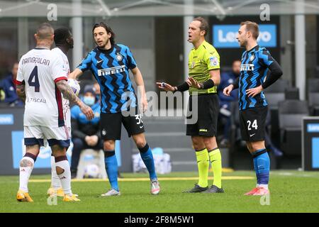 MAILAND, ITALIEN - 11. APRIL: Radja Nainggolan aus Cagliari, Alfred Duncan aus Cagliari, Matteo Darmian aus Internazionale, Schiedsrichter Luca Pairetto und Christia Stockfoto