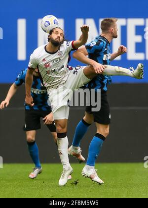 MAILAND, ITALIEN - 11. APRIL: Leonardo Pavoletti von Cagliari und Milan Skriniar von Internazionale während der Serie A Spiel zwischen Internazionale und Cagli Stockfoto