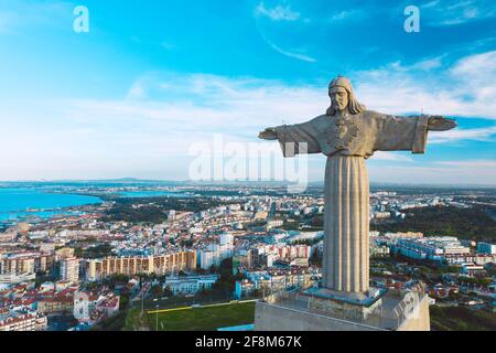 Luftaufnahme des Heiligtums Christi des Königs oder Santuario de Cristo Rei an sonnigen Sommertagen. Christusstatue in Lissabon, Portugal Stockfoto