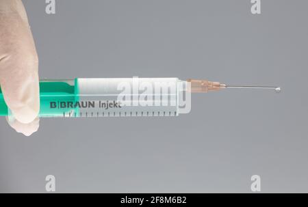 firo: 04/14/2021, Fußball, Medizin, Pandemie-Spritze, medizinische Spritzen, Mit Tropfen auf der Nadel konnten die drei Komponenten: Impfungen, Impfungen, Schnelltests und Masken wieder Zuschauer in den Stadien der Hallen ermöglichen. Sportstv§tten wieder mit Fans bei. Bekämpfung des Virus Corona Covid 19 Pandemie weltweit Stockfoto