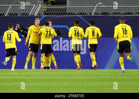 DORTMUND, DEUTSCHLAND - APRIL 14: Team von Borussia Dortmund feiert das Tor von Jude Bellingham von Borussia Dortmund während der UEFA Champions League Stockfoto