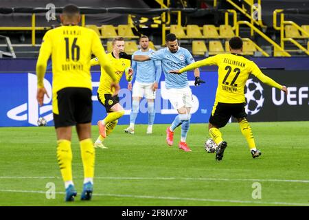 DORTMUND, DEUTSCHLAND - APRIL 14: Riyad Mahrez aus Manchester City und Jude Bellingham aus Borussia Dortmund während des UEFA Champions League Viertelfinales Stockfoto