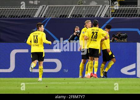 DORTMUND, DEUTSCHLAND - APRIL 14: Team von Borussia Dortmund feiert das Tor von Jude Bellingham von Borussia Dortmund während der UEFA Champions League Stockfoto