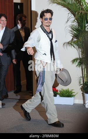 Cannes, Frankreich. 14. Mai 2011 Johnny Depp und Penelope Cruz gehen zur Pressekonferenz Stockfoto