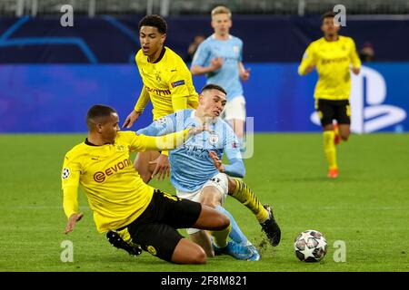 DORTMUND, DEUTSCHLAND - APRIL 14: Manuel Akanji von Borussia Dortmund, Jude Bellingham von Borussia Dortmund und Phil Foden von Manchester City während der UE Stockfoto