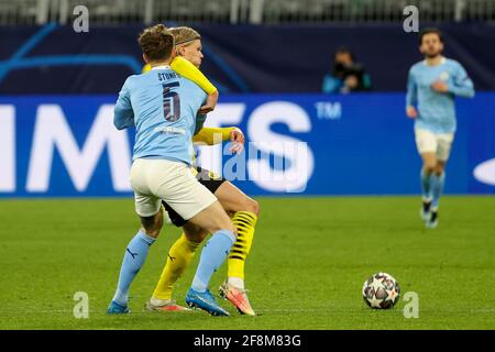 DORTMUND, DEUTSCHLAND - APRIL 14: John Stones von Manchester City und Erling Haaland von Borussia Dortmund während des UEFA Champions League Viertelfinales 1: Stockfoto