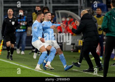 DORTMUND, DEUTSCHLAND - APRIL 14: Phil Foden von Manchester City feiert sein Tor mit Trainer Pep Guardiola von Manchester City während der UEFA Champions Stockfoto