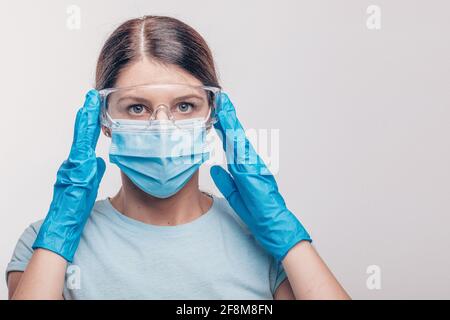 Labortechniker – Arzt oder Krankenschwester trägt und überprüft den Schutz Ausrüstung gegen Viren und bakterielle Krankheiten Stock Foto Stockfoto