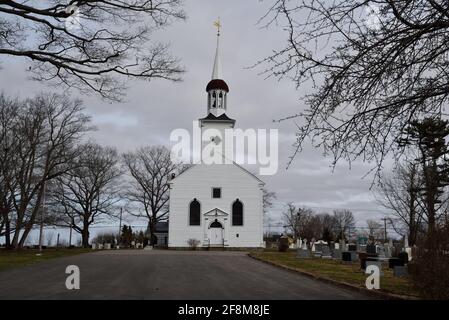 St. John's Anglican Church umgeben von alten Kopfsteinen, die 1793 in Port Williams Nova Scotia Kanada errichtet wurden Stockfoto