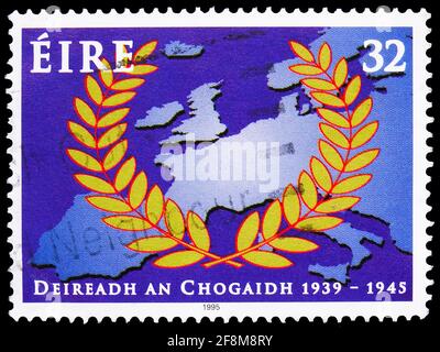 MOSKAU, RUSSLAND - 4. OKTOBER 2019: In Irland gedruckte Briefmarke zeigt Ende der W.W. II 1939-1945, Jahrestage 1995 Serie, 32 p - irischer Penny, circa Stockfoto