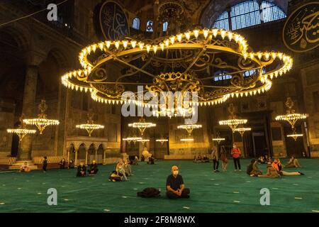 Die Hagia Sophia wurde wegen der Ausgangssperren, die aufgrund der neuen Pandemiemaßnahmen des Coronavirus am 14. April 2021 in Istanbul, Türkei, verhängt wurden, Touristen überlassen. Stockfoto