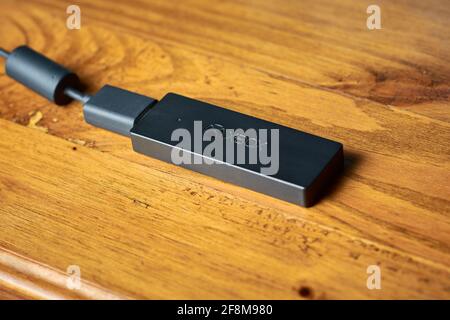 12. APRIL 2021 - BUENOS AIRES, ARGENTINIEN: Nahaufnahme des schwarzen Xbox One Game Controller Receivers für PC. Stockfoto