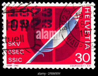 MOSKAU, RUSSLAND - 30. SEPTEMBER 2019: In der Schweiz gedruckte Briefmarke zeigt Quill Pen & Arrow Signet, Swiss Society of Commerce Serie, um 1973 Stockfoto