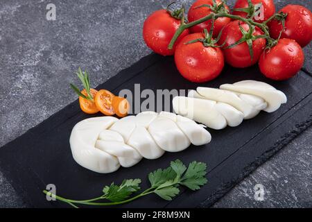 Geflecht aus Käse. Frische, weiche weiße Büffelbüffelmilch Mozzarella-Käse-Geflecht türkische Pasta-Filata-Methode, Istanbul, Türkei. Stockfoto