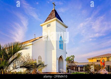 St. Paul Catholic Church überblickt Highway 90 und Pass Christian Beach, 3. April 2021, in Pass Christian, Mississippi. Stockfoto