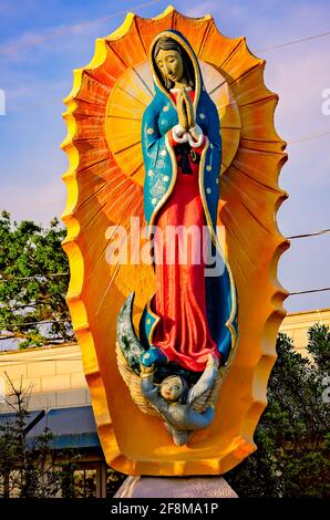 Der Marienschrein von Guadalupe wird von der untergehenden Sonne in der katholischen Kirche St. Paul am 3. April 2021 in Pass Christian, Mississippi, beleuchtet. Stockfoto