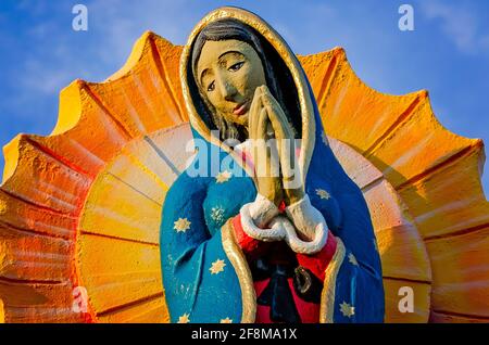 Der Marienschrein von Guadelupe wird von der untergehenden Sonne in der katholischen Kirche St. Paul am 3. April 2021 in Pass Christian, Mississippi, beleuchtet. Der Schrein Stockfoto