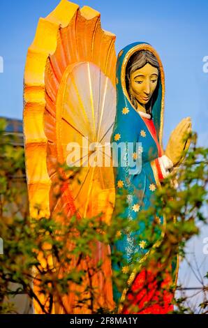 Der Marienschrein von Guadalupe wird von der untergehenden Sonne in der katholischen Kirche St. Paul am 3. April 2021 in Pass Christian, Mississippi, beleuchtet. Stockfoto