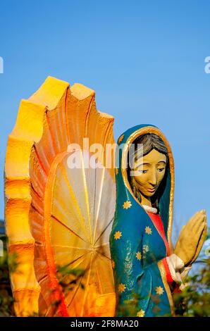 Der Marienschrein von Guadalupe wird von der untergehenden Sonne in der katholischen Kirche St. Paul am 3. April 2021 in Pass Christian, Mississippi, beleuchtet. Stockfoto