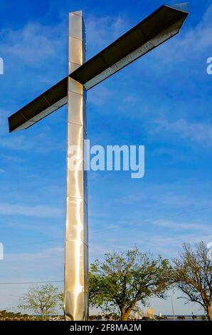 Ein Kreuz an der St. Paul Catholic Church überblickt Highway 90 und Pass Christian Beach, 3. April 2021, in Pass Christian, Mississippi. Stockfoto