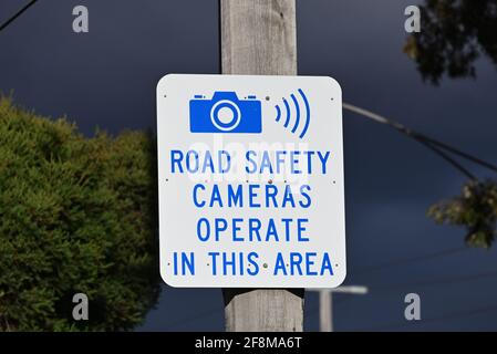 Ein Schild mit einer viktorianischen Sicherheitskamera, das die Geschwindigkeit anzeigt, oder Rotlichtkameras, die derzeit in der Gegend arbeiten Stockfoto