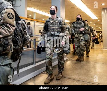 Washington, DC, USA. April 2021. 14. April 2021 - Washington, DC, USA: Truppen der Nationalgarde gehen in der Nähe der Senatsbahn. Quelle: Michael Brochstein/ZUMA Wire/Alamy Live News Stockfoto