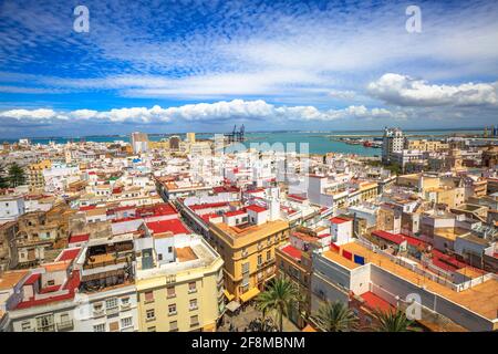Cádáz, Andalusien, Spanien - 21. April 2016: Spitze des Platzes von Cádáz an einem sonnigen Tag bei der Kathedrale von Cádáz, auf Spanisch: Iglesia de Santa Cruz, Cádáz Stockfoto