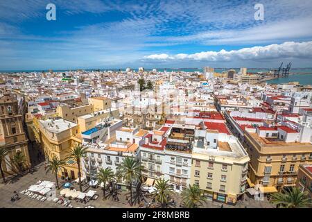 Cadiz, Andalusien, Spanien - 21. April 2016: Luftaufnahme des Cadiz Platzes an einem sonnigen Tag bei der Kathedrale von Cadiz, auf Spanisch: Iglesia de Santa Cruz Stockfoto