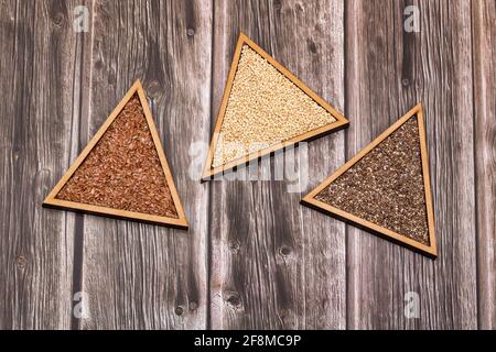Quinoa, Chia und Leinsamen in der dreieckigen Schüssel - gesunde Ernährung Stockfoto