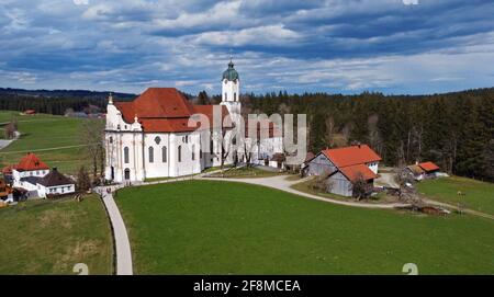 Luftaufnahme der berühmten Wieskirche bei Steingaden, Bayern Stockfoto