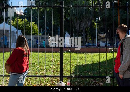 Stadt Buenos Aires, Stadt Buenos Aires, Argentinien. April 2021. INT. WorldNews. 2021, April 14. Stadt Buenos Aires, Argentinien. Die Menschen stellen sich vor dem Krankenhaus Durand, Stadt Buenos Aires, Argentinien, und warten darauf, am 14. April 2021 auf Covid-19 getestet zu werden.heute bestätigt Argentinien 25157 positive Fälle und 368 Todesfälle. Quelle: Julieta Ferrario/ZUMA Wire/Alamy Live News Stockfoto