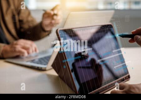 Geschäftsmann arbeiten Projekt und aktualisieren Gantt Software Diagramm Scheduling virtuell Diagramm- und Fortschrittsplanung Qualität und Kommunikation gantt on virtua Stockfoto