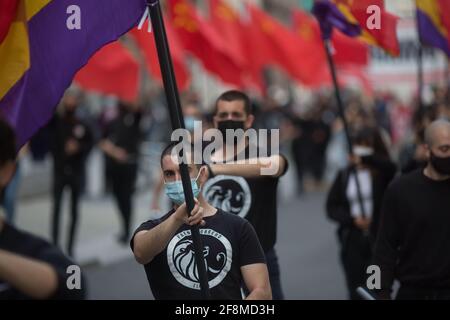 Ein junger Mann mit republikanischer Flagge, der während des 90. Jahrestags der zweiten Spanischen republik Parade. Die zweite spanische republik wurde am 14. April 1931 ausgerufen und 1936 durch einen Putsch unterbrochen, der zu einem dreijährigen Bürgerkrieg führte. 1939, mit dem Sieg der nationalistischen Seite, wurde die Franco-Diktatur errichtet, die 36 Jahre lang in Kraft war. Stockfoto