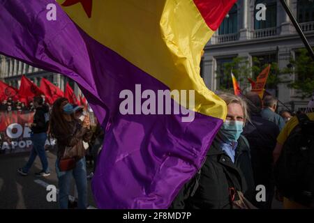 Madrid, Spanien. April 2021. Eine Frau, die während des 90. Jahrestags der zweiten Spanischen republik neben einer riesigen republikanischen Flagge gesehen wurde. Die zweite spanische republik wurde am 14. April 1931 ausgerufen und 1936 durch einen Putsch unterbrochen, der zu einem dreijährigen Bürgerkrieg führte. 1939, mit dem Sieg der nationalistischen Seite, wurde die Franco-Diktatur errichtet, die 36 Jahre lang in Kraft war. (Foto von Luis Soto/SOPA Images/Sipa USA) Quelle: SIPA USA/Alamy Live News Stockfoto