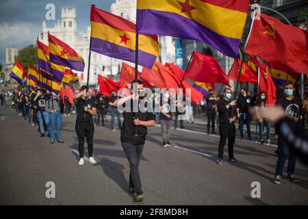 Madrid, Spanien. April 2021. Junge Menschen mit republikanischen Flaggen, die während des 90. Jahrestags der zweiten Spanischen republik vorgeführt werden. Die zweite spanische republik wurde am 14. April 1931 ausgerufen und 1936 durch einen Putsch unterbrochen, der zu einem dreijährigen Bürgerkrieg führte. 1939, mit dem Sieg der nationalistischen Seite, wurde die Franco-Diktatur errichtet, die 36 Jahre lang in Kraft war. (Foto von Luis Soto/SOPA Images/Sipa USA) Quelle: SIPA USA/Alamy Live News Stockfoto