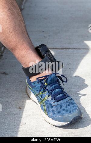 Detroit, Michigan - EIN Mann trägt ein elektronisches Haltegurt an seinem Knöchel. Das Gerät meldet seinen Standort an die Strafjustizbehörden. Stockfoto